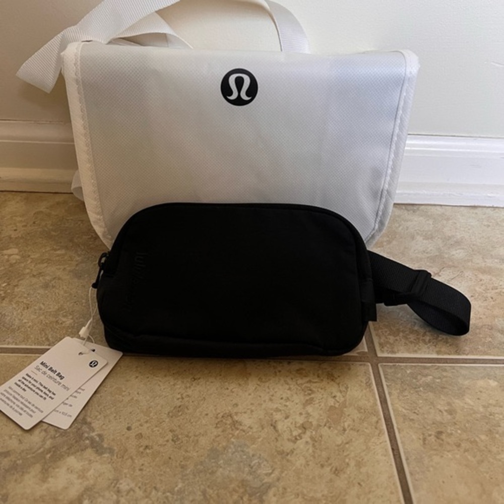Lululemon mini belt bag, black!